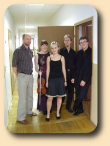 nauczyciel Robert Naciewski oraz od lewej Kaja Nowak, Sabina Koodziej, Miosz Wieliski i Szymon Naciszewski