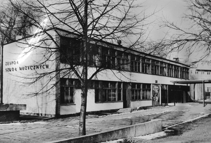 Siedziba szkoły przy ulicy Chopina - budynek A oddany do użytku w 1965 r.